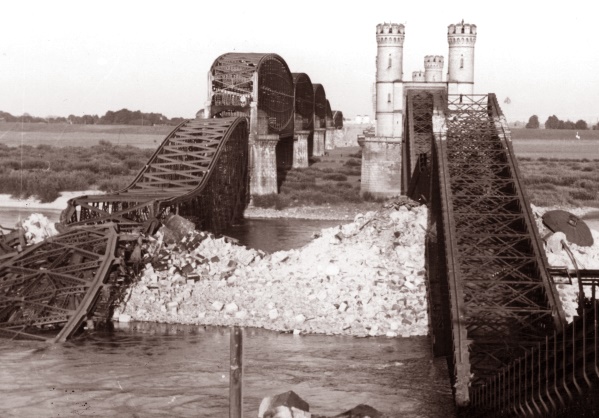 Zerstörte Brücken im Zweiten Weltkrieg