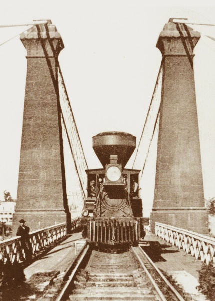 Eine Lokomotive auf der Brücke