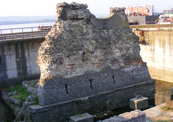 Überreste des Portals am rumänischen Donauufer