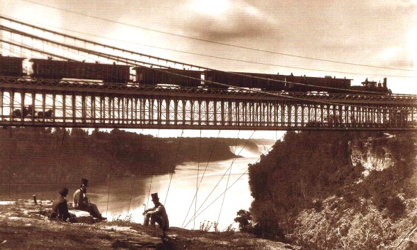 Ein Zug fährt über die Brücke